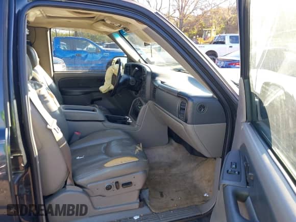 2003 Chevrolet Suburban LT with VIN 1GNEC16Z23J159956, listed as a IAAI auction lot 40920994 with 255,603 mi miles and . Bid and sale history available at DreamBid. Image 5.