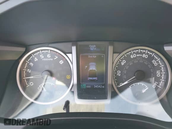 2018 Toyota Tacoma SR5 z VIN 3TMBZ5DN8JM013191, wystawiony jako IAAI lot #42555761 z przebiegiem 34 542 mil mil oraz . Historia ofert i sprzedaży dostępna na DreamBid. Obrazek 16.