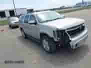 2009 Chevrolet Suburban LTZ z VIN 1GNFK36339R283999, wystawiony jako IAAI lot #42495188 z przebiegiem 203 063 mil mil oraz . Historia ofert i sprzedaży dostępna na DreamBid. Obrazek 1.