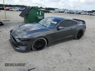 2019 Ford Mustang GT z VIN 1FA6P8CF8K5101836, wystawiony jako Copart lot #84808605 z przebiegiem 62 651 mil mil oraz Szkoda całkowita • Salvage title. Historia ofert i sprzedaży dostępna na DreamBid. Obrazek 1.