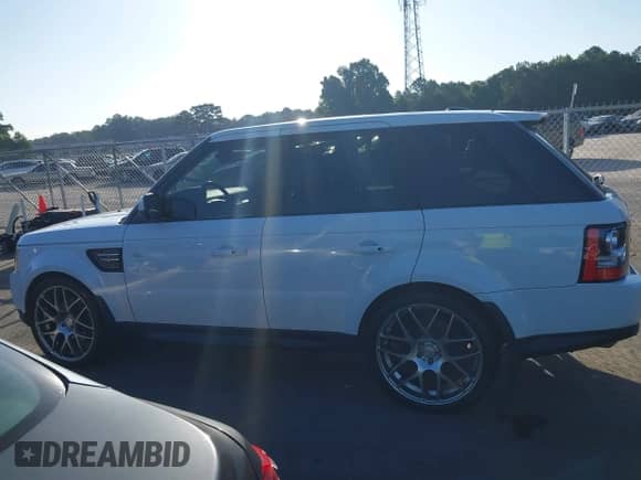 2013 Land Rover Range Rover Sport HSE Lux z VIN SALSK2D41DA810953, wystawiony jako IAAI lot #42763851 z przebiegiem 84 435 mil mil oraz . Historia ofert i sprzedaży dostępna na DreamBid. Obrazek 14.