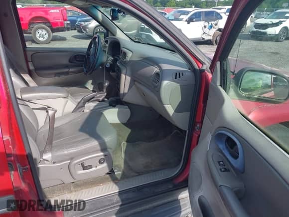 2002 Chevrolet TrailBlazer LS z VIN 1GNDT13S022332787, wystawiony jako IAAI lot #42739318 z przebiegiem 155 190 mil mil oraz . Historia ofert i sprzedaży dostępna na DreamBid. Obrazek 5.