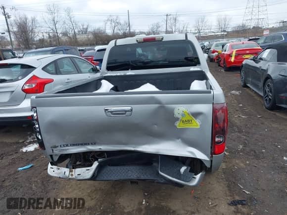 2010 Chevrolet Colorado 1LT z VIN 1GCDSCDE0A8125747, wystawiony jako IAAI lot #41634604 z przebiegiem 120 215 mil mil oraz . Historia ofert i sprzedaży dostępna na DreamBid. Obrazek 16.