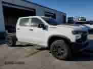 2025 Chevrolet Silverado 1500 z VIN 3GCUKHE88SG155418, wystawiony jako Copart lot #43241485 z przebiegiem 471 mil mil oraz Szkoda całkowita • Salvage title. Historia ofert i sprzedaży dostępna na DreamBid. Obrazek 4.