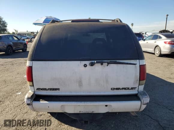 1996 Chevrolet Blazer z VIN 1GNCS13WXT2281687, wystawiony jako Copart lot #81909644 z przebiegiem 82 673 mil mil oraz Czysty tytuł • Clean title. Historia ofert i sprzedaży dostępna na DreamBid. Obrazek 6.