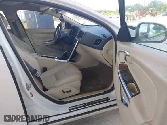 2015 Volvo S60 T5 Premier Plus с VIN YV1612TC9F1306975, выставлен на аукционе IAAI как лот 43273429 с пробегом 109 095 миль миль и . История ставок и продаж доступна на DreamBid. Изображение 5.