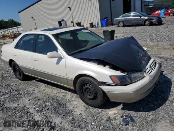 1999 Toyota Camry LE z VIN JT2BG28K1X0353937, wystawiony jako Copart lot #69913365 z przebiegiem 170 432 mil mil oraz Szkoda całkowita • Salvage title. Historia ofert i sprzedaży dostępna na DreamBid. Obrazek 4.