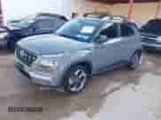 2022 Hyundai Venue SEL z VIN KMHRC8A34NU207301, wystawiony jako IAAI lot #43054868 z przebiegiem 51 982 mil mil oraz . Historia ofert i sprzedaży dostępna na DreamBid. Obrazek 2.