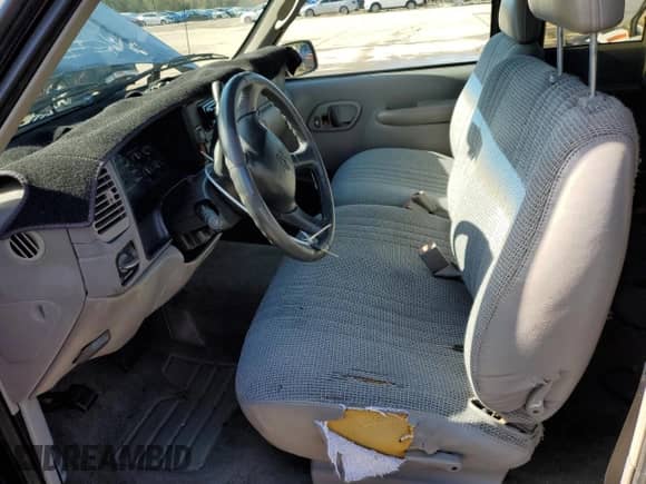 1998 GMC Sierra 1500 z VIN 1GTEC19M2WE513447, wystawiony jako Copart lot #87942755 z przebiegiem 209 492 mil mil oraz Szkoda całkowita • Salvage title. Historia ofert i sprzedaży dostępna na DreamBid. Obrazek 7.
