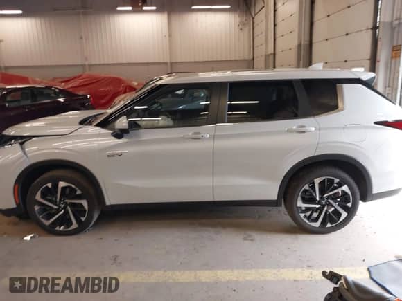 2025 Mitsubishi Outlander SE с VIN JA4T5VA97SZ001390, выставлен на аукционе IAAI как лот 42015289 с пробегом 2 982 миль миль и . История ставок и продаж доступна на DreamBid. Изображение 14.