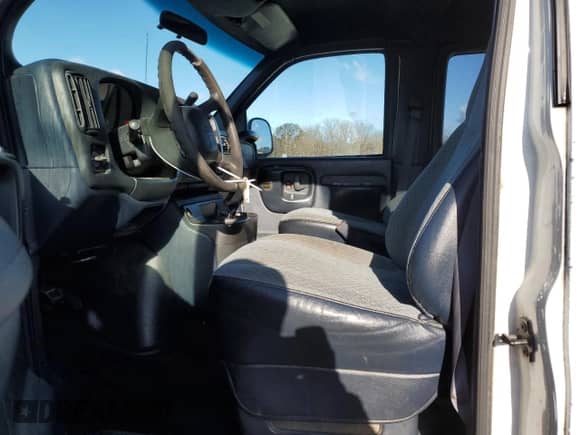 2000 Chevrolet Express z VIN 1GAHG39R8Y1258153, wystawiony jako Copart lot #82823374 z przebiegiem 172 336 mil mil oraz Szkoda całkowita • Salvage title. Historia ofert i sprzedaży dostępna na DreamBid. Obrazek 7.