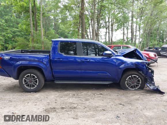 2024 Toyota Tacoma SR5 z VIN 3TMLB5JN5RM079724, wystawiony jako IAAI lot #42507488 z przebiegiem 6 543 mil mil oraz . Historia ofert i sprzedaży dostępna na DreamBid. Obrazek 13.