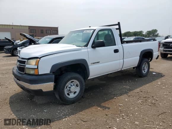 2006 Chevrolet Silverado 2500HD LS с VIN 1GCHC24U86E106100, выставлен на аукционе Copart как лот 68022455 с пробегом 137 124 миль миль и Списание • Salvage title. История ставок и продаж доступна на DreamBid. Изображение 1.