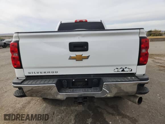 2015 Chevrolet Silverado 2500HD Work Truck z VIN 1GC1KUE81FF569806, wystawiony jako Copart lot #90887985 z przebiegiem 160 674 mil mil oraz Czysty tytuł • Clean title. Historia ofert i sprzedaży dostępna na DreamBid. Obrazek 6.