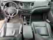 2017 Hyundai Tucson Eco z VIN KM8J33A23HU322371, wystawiony jako Copart lot #82114035 z przebiegiem 184 373 mil mil oraz Czysty tytuł • Clean title. Historia ofert i sprzedaży dostępna na DreamBid. Obrazek 8.