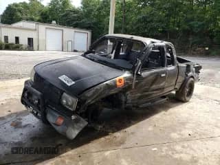 1998 Toyota Tacoma z VIN 4TAWM72N7WZ175121, wystawiony jako Copart lot #61463405 z przebiegiem 195 949 mil mil oraz Szkoda całkowita • Salvage title. Historia ofert i sprzedaży dostępna na DreamBid. Obrazek 1.