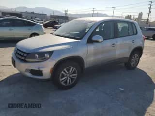 2013 Volkswagen Tiguan S с VIN WVGAV7AX4DW556742, выставлен на аукционе Copart как лот 67984245 с пробегом 123 948 миль миль и Списание • Salvage title. История ставок и продаж доступна на DreamBid. Изображение 1.