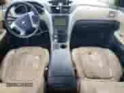 2009 Chevrolet Traverse LTZ z VIN 1GNER33D39S155758, wystawiony jako Copart lot #62319575 z przebiegiem 144 405 mil mil oraz Szkoda całkowita • Salvage title. Historia ofert i sprzedaży dostępna na DreamBid. Obrazek 8.