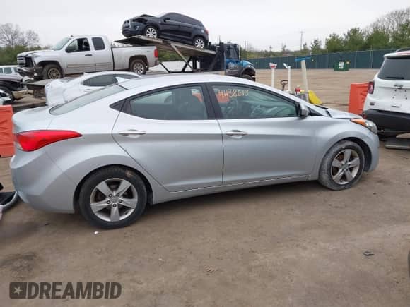 2013 Hyundai Elantra GLS z VIN 5NPDH4AE2DH305374, wystawiony jako IAAI lot #41138613 z przebiegiem 143 906 mil mil oraz . Historia ofert i sprzedaży dostępna na DreamBid. Obrazek 13.