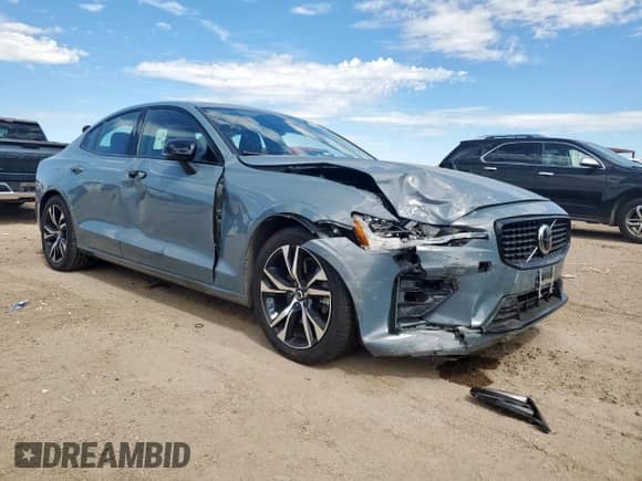 2024 Volvo S60 Core Dark Theme z VIN 7JRL12TK6RG296358, wystawiony jako Copart lot #82053485 z przebiegiem 43 569 mil mil oraz Szkoda całkowita • Salvage title. Historia ofert i sprzedaży dostępna na DreamBid. Obrazek 4.