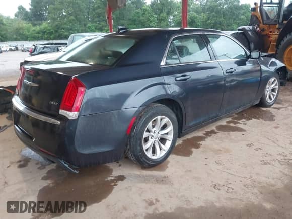 2016 Chrysler 300 Anniversary Edition z VIN 2C3CCAAG5GH243285, wystawiony jako IAAI lot #42381873 z przebiegiem 182 647 mil mil oraz . Historia ofert i sprzedaży dostępna na DreamBid. Obrazek 4.