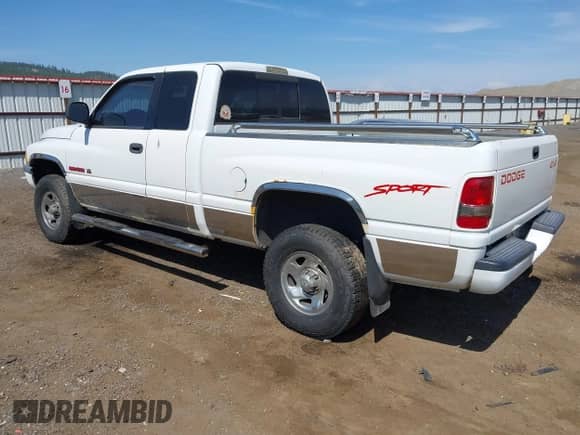 1998 Dodge 1500 z VIN 1B7HF13Z6WJ104111, wystawiony jako IAAI lot #42509757 z przebiegiem 252 472 mil mil oraz . Historia ofert i sprzedaży dostępna na DreamBid. Obrazek 3.