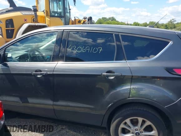 2017 Ford Escape SE z VIN 1FMCU9GD3HUB64504, wystawiony jako IAAI lot #43069107 z przebiegiem 133 830 mil mil oraz . Historia ofert i sprzedaży dostępna na DreamBid. Obrazek 14.