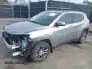 2020 Jeep Compass Latitude z VIN 3C4NJCBB3LT257860, wystawiony jako IAAI lot #41601408 z przebiegiem 72 364 mil mil oraz . Historia ofert i sprzedaży dostępna na DreamBid. Obrazek 2.