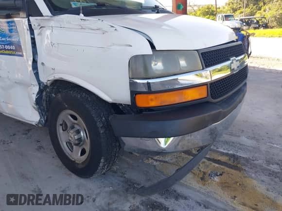 2005 Chevrolet Express Passenger z VIN 1GNFG15X151106869, wystawiony jako IAAI lot #42757318 z przebiegiem 102 844 mil mil oraz . Historia ofert i sprzedaży dostępna na DreamBid. Obrazek 14.