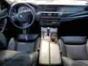 2013 BMW 5 Series 550i xDrive z VIN WBAFU9C54DDY70355, wystawiony jako Copart lot #70644865 z przebiegiem 116 636 mil mil oraz Czysty tytuł • Clean title. Historia ofert i sprzedaży dostępna na DreamBid. Obrazek 8.