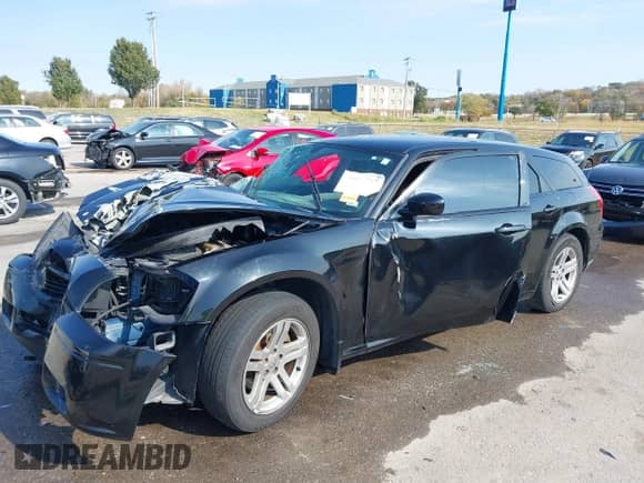2005 Dodge Magnum SE with VIN 2D8FV48T05H516283, listed as a IAAI auction lot 40663902 with 177,973 mi miles and . Bid and sale history available at DreamBid. Image 2.