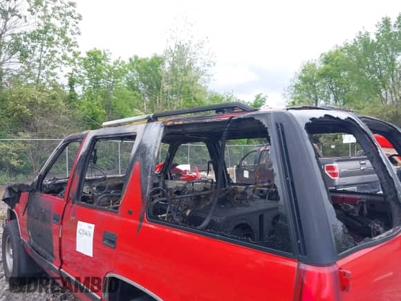 1996 Chevrolet Tahoe with VIN 1GNEK13R5TJ397114, listed as a IAAI auction lot 42254636 with Not provided miles and . Bid and sale history available at DreamBid. Image 17.