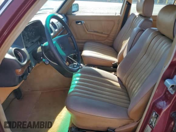 1985 Mercedes-Benz 300 с VIN WDBAB93C8FF038153, выставлен на аукционе Copart как лот 67288455 с пробегом 164 378 миль миль и Списание • Salvage title. История ставок и продаж доступна на DreamBid. Изображение 7.