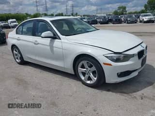 2013 BMW 3 Series 320i xDrive z VIN WBA3C3C53DF979770, wystawiony jako IAAI lot #42373648 z przebiegiem 151 142 mil mil oraz . Historia ofert i sprzedaży dostępna na DreamBid. Obrazek 1.