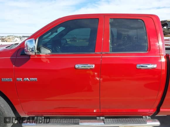 2009 Dodge 1500 SLT z VIN 1D3HB18T99S701128, wystawiony jako IAAI lot #41775491 z przebiegiem 139 372 mil mil oraz . Historia ofert i sprzedaży dostępna na DreamBid. Obrazek 14.