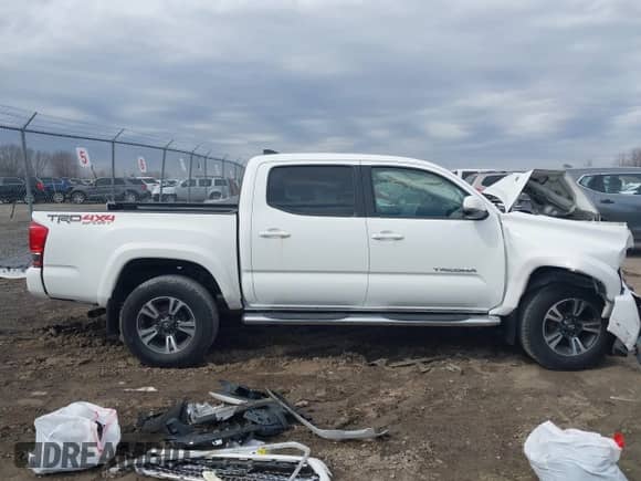2017 Toyota Tacoma SR5 с VIN 3TMCZ5AN3HM106655, выставлен на аукционе IAAI как лот 41838777 с пробегом 63 740 миль миль и . История ставок и продаж доступна на DreamBid. Изображение 14.