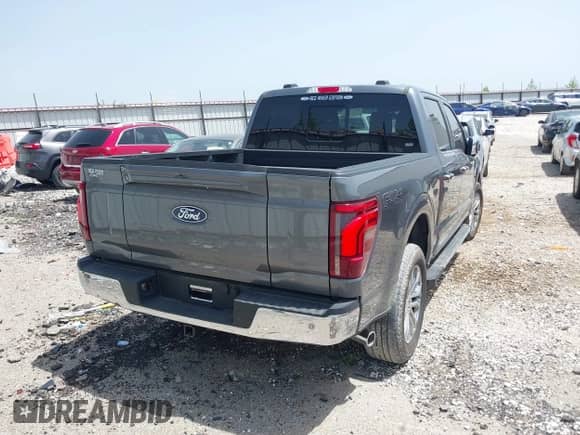 2024 Ford F-150 Lariat z VIN 1FTFW5L57RFB58262, wystawiony jako IAAI lot #42255702 z przebiegiem 4 763 mil mil oraz . Historia ofert i sprzedaży dostępna na DreamBid. Obrazek 4.