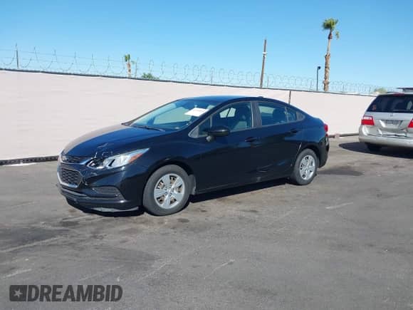 2018 Chevrolet Cruze LS z VIN 1G1BC5SM8J7156155, wystawiony jako IAAI lot #43294819 z przebiegiem 70 176 mil mil oraz . Historia ofert i sprzedaży dostępna na DreamBid. Obrazek 2.