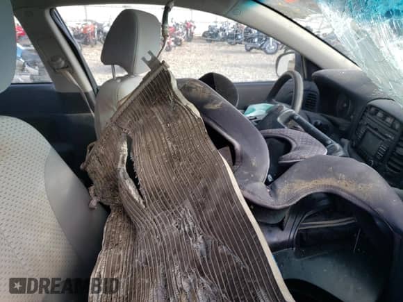 2010 Hyundai Accent GS z VIN KMHCM3AC4AU174395, wystawiony jako Copart lot #63818065 z przebiegiem Nie podano mil oraz Nie do naprawy • Non repairable. Historia ofert i sprzedaży dostępna na DreamBid. Obrazek 7.