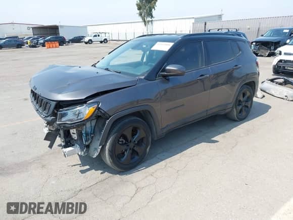 2019 Jeep Compass Altitude z VIN 3C4NJCBB5KT726882, wystawiony jako IAAI lot #42662008 z przebiegiem 100 634 mil mil oraz . Historia ofert i sprzedaży dostępna na DreamBid. Obrazek 2.
