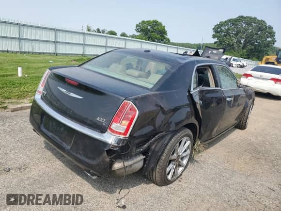 2012 Chrysler 300 C с VIN 2C3CCAKT4CH143930, выставлен на аукционе Copart как лот 58963835 с пробегом 179 612 миль миль и На запчасти • Non repairable. История ставок и продаж доступна на DreamBid. Изображение 3.