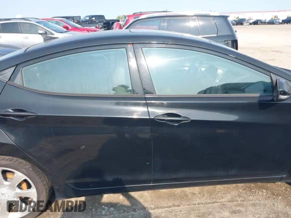 2013 Hyundai Elantra GLS z VIN KMHDH4AEXDU656597, wystawiony jako IAAI lot #42389315 z przebiegiem 173 093 mil mil oraz . Historia ofert i sprzedaży dostępna na DreamBid. Obrazek 13.