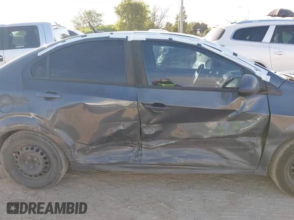 2013 Chevrolet Sonic LS z VIN 1G1JA5SH0D4210770, wystawiony jako IAAI lot #43362167 z przebiegiem 145 661 mil mil oraz . Historia ofert i sprzedaży dostępna na DreamBid. Obrazek 13.