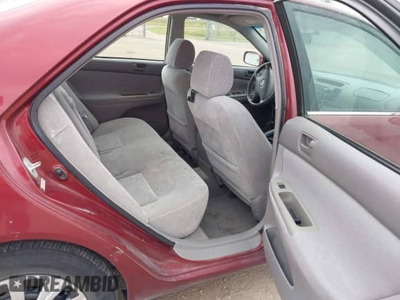 2002 Toyota Camry LE z VIN 4T1BE32K62U107023, wystawiony jako IAAI lot #43158490 z przebiegiem 133 797 mil mil oraz . Historia ofert i sprzedaży dostępna na DreamBid. Obrazek 8.