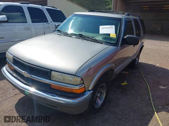 2001 Chevrolet Blazer LT z VIN 1GNCS13W112118178, wystawiony jako IAAI lot #42556250 z przebiegiem 182 771 mil mil oraz . Historia ofert i sprzedaży dostępna na DreamBid. Obrazek 2.