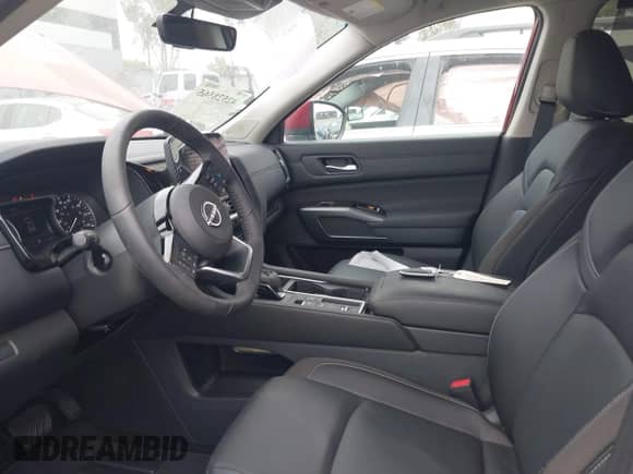 2025 Nissan Pathfinder SL z VIN 5N1DR3CB3SC217741, wystawiony jako IAAI lot #42528565 z przebiegiem 262 mil mil oraz . Historia ofert i sprzedaży dostępna na DreamBid. Obrazek 19.