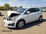 2016 Chevrolet Sonic LS z VIN 1G1JA6SG3G4162621, wystawiony jako Copart lot #80835855 z przebiegiem 97 621 mil mil oraz Szkoda całkowita • Salvage title. Historia ofert i sprzedaży dostępna na DreamBid. Obrazek 1.