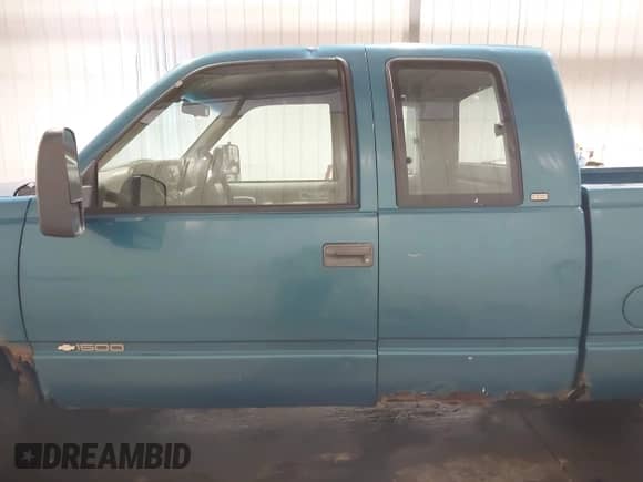 1998 Chevrolet Silverado 1500 z VIN 1GCEK19R9WE194708, wystawiony jako IAAI lot #42548241 z przebiegiem 197 471 mil mil oraz . Historia ofert i sprzedaży dostępna na DreamBid. Obrazek 15.
