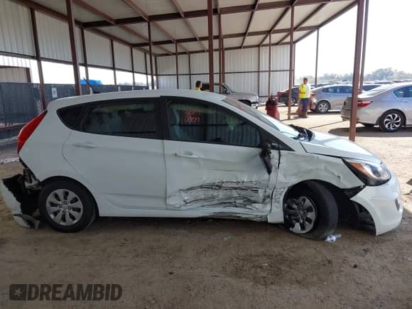 2015 Hyundai Accent GS z VIN KMHCT5AEXFU217791, wystawiony jako IAAI lot #43364438 z przebiegiem 74 167 mil mil oraz . Historia ofert i sprzedaży dostępna na DreamBid. Obrazek 13.