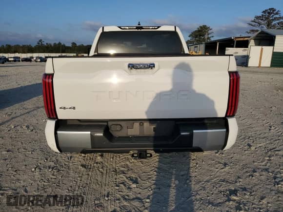 2023 Toyota Tundra Limited Hybrid z VIN 5TFJC5DB1PX026631, wystawiony jako Copart lot #79028854 z przebiegiem 30 110 mil mil oraz Szkoda całkowita • Salvage title. Historia ofert i sprzedaży dostępna na DreamBid. Obrazek 6.